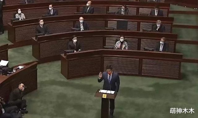 霍启刚|霍启刚就任仪式有气场，配饰显妻奴本色，被调侃口罩也是老婆给的