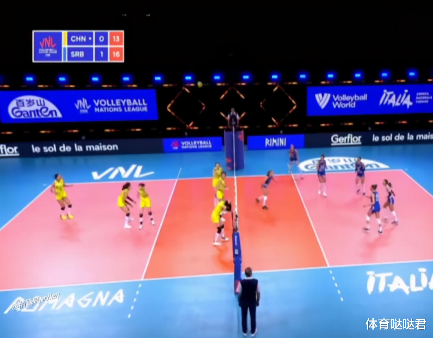 塞尔维亚队|四连败！中国女排1-3不敌塞尔维亚，杨涵玉发球打头栗垚令人无语