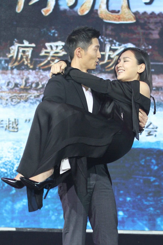 穿衣搭配|周笔畅穿上裙子也挺有韵味的，但被窦骁抱起来的时候，太抢镜了