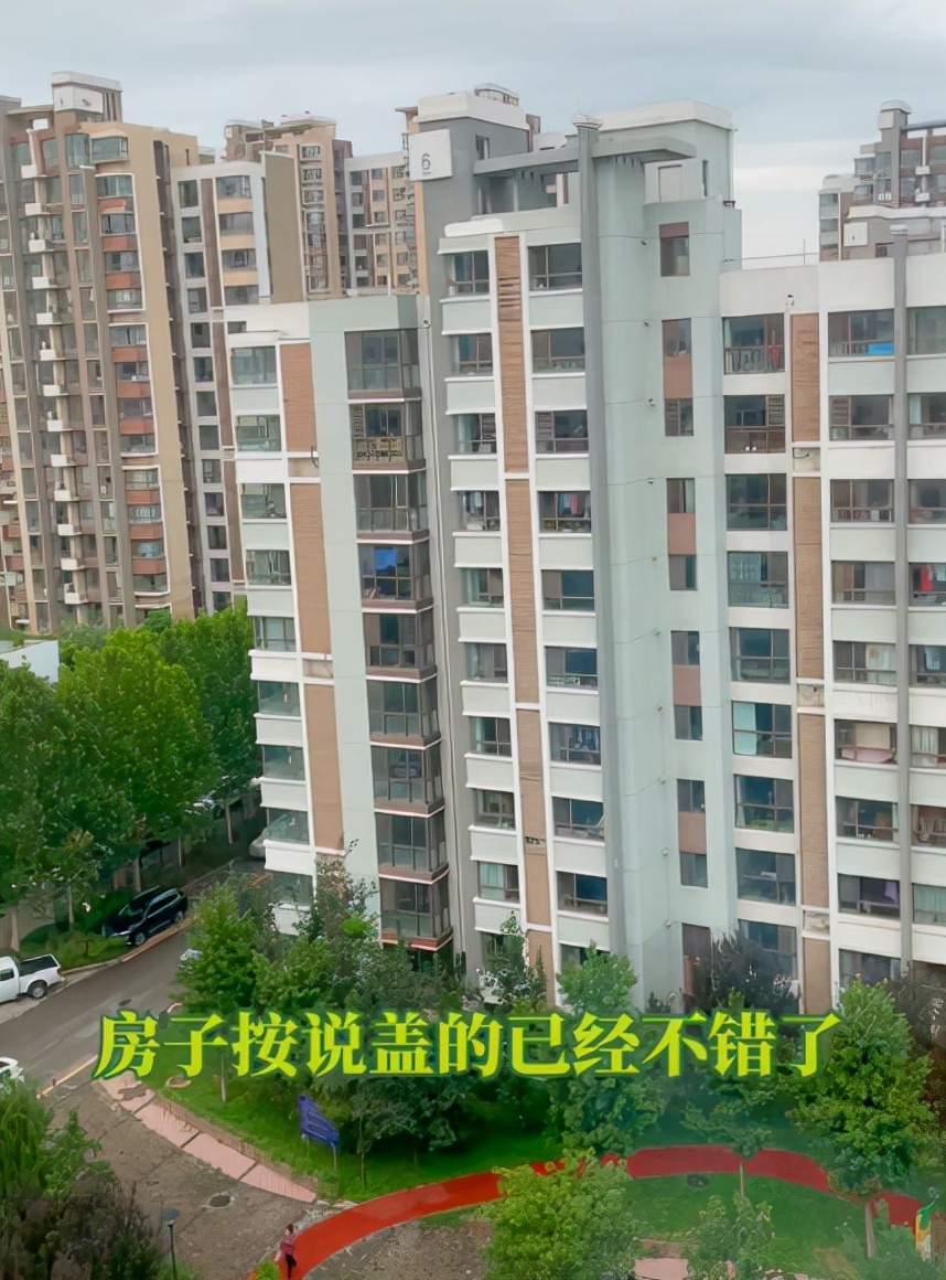 |知名主持人北漂10年仍在租房，厨房简陋遭嘲讽，自曝省钱资助他人