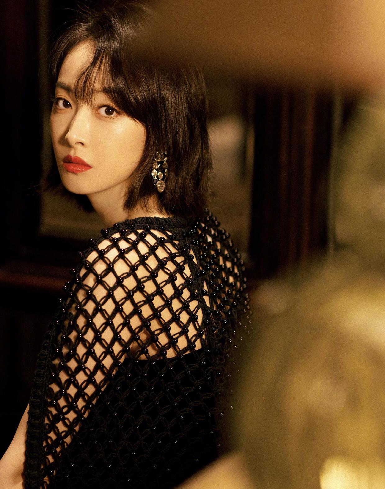 何有强 宋茜也太放得开了，穿黑色抹胸裙配网格披肩，一点不丑还挺潮