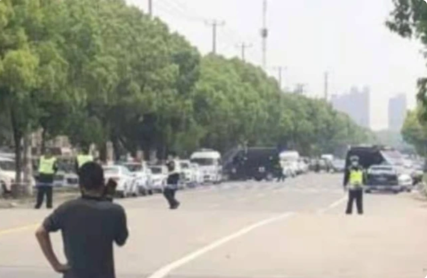 前方社会冲锋号 因矛盾纠纷引发血案，上海一男子持刀杀人后劫持女员工，欲伤害人质被警方当场击毙！