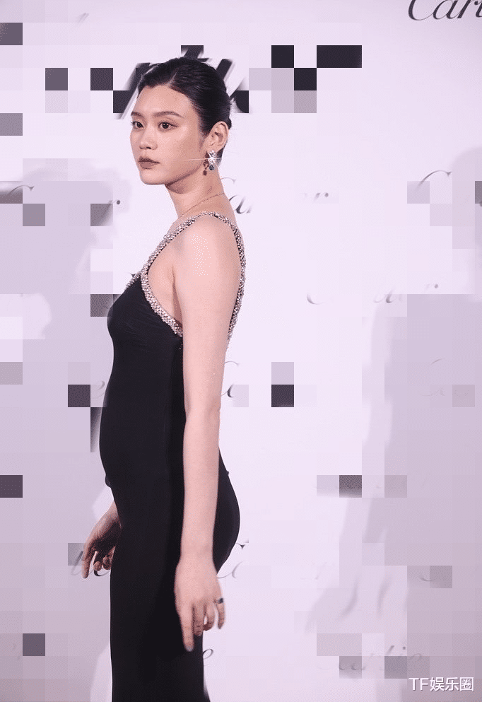 奚梦瑶|奚梦瑶官宣二胎后首现身，穿黑色吊带裙小腹隆起，暗示还会要三胎
