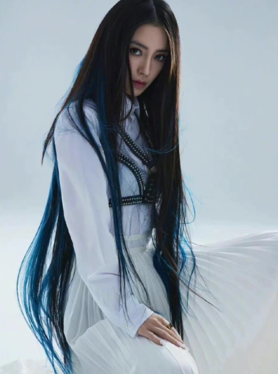 Angelababy|杨颖出镜《时尚芭莎》封面！蓝色挑染变妖娆，针织套装亦酷又美