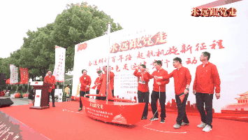 长江日报 355名党员组成巨幅“100”图案,庆祝建党百年