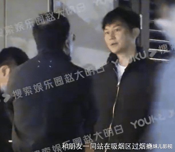 张智霖|张智霖与友人路边抽烟，偶遇粉丝合照好随和，曾为捐器官戒烟戒酒