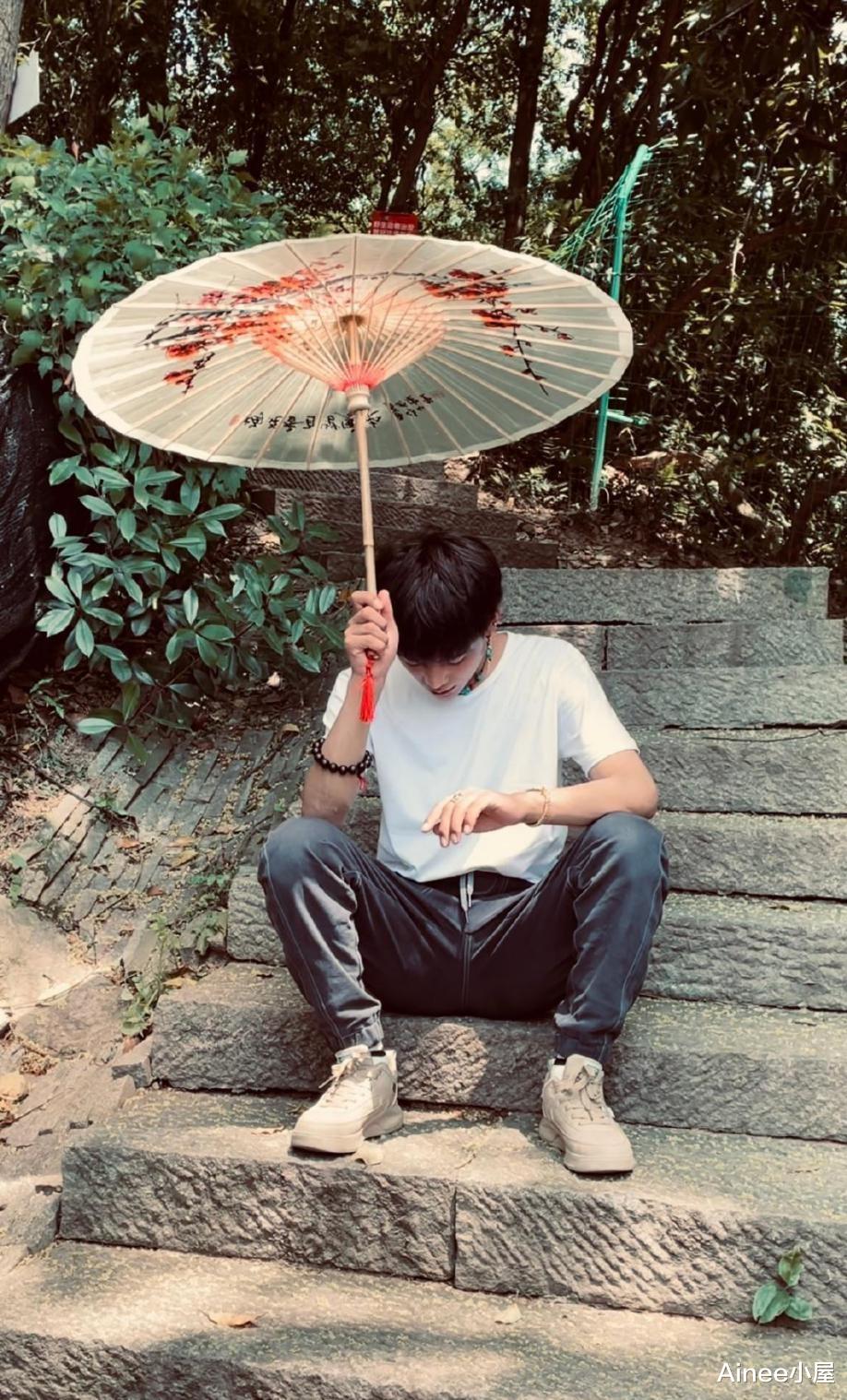 Ainee小屋|丁真有了时尚咖的样子，工装马甲配T恤，肤色虽然深但少年感十足