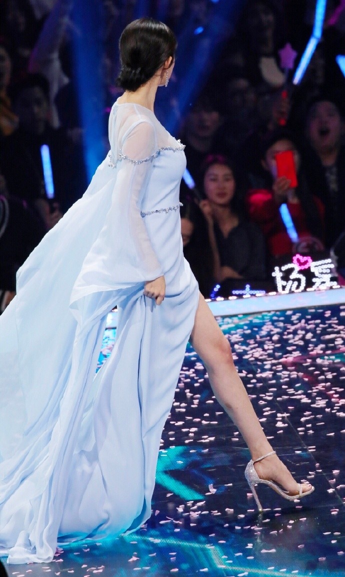 杨幂|讲真，杨幂舞台上穿开叉裙，真惊艳