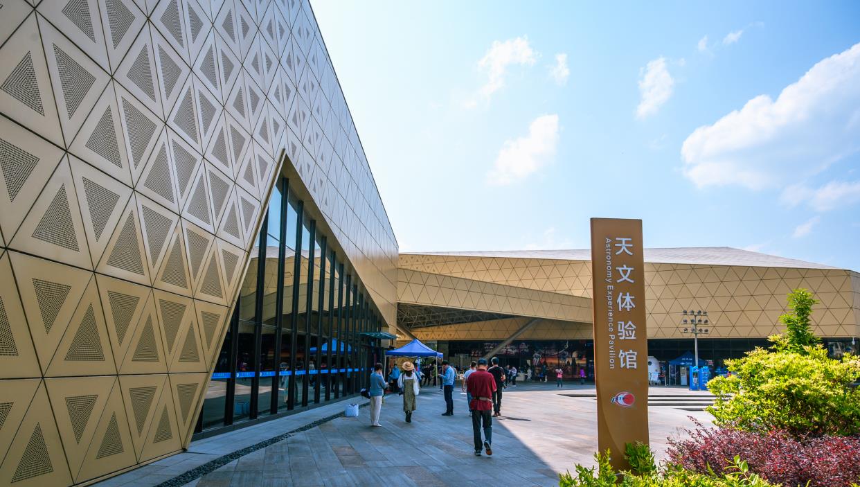 只为调好角度 实拍“中国天眼”，接收面积相当于30个足球场，现对全球开放