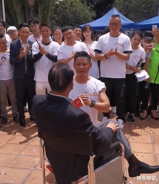 万梓良|63岁万梓良再收徒！消瘦秃头显老态，将茶水倒头用钱敲打徒弟被批