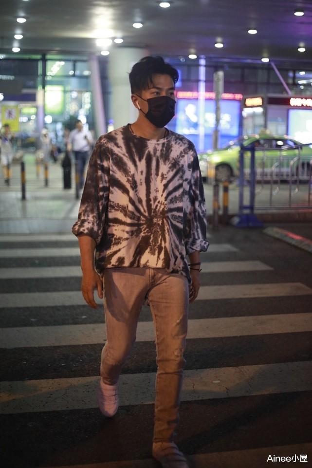 刘恺威|刘恺威胖出“大叔感”，穿T恤气质也沉重，越来越不像小鲜肉了