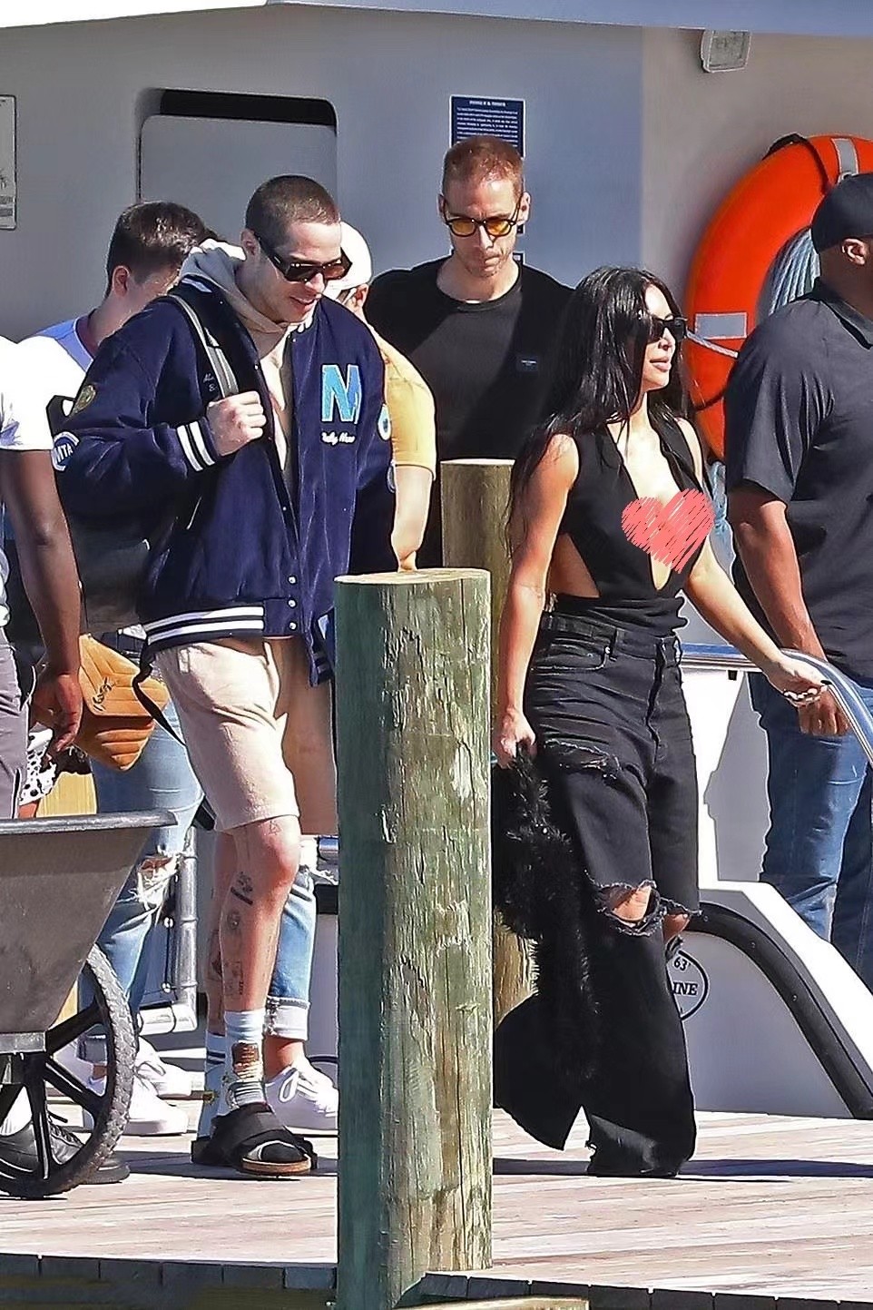 金·卡戴珊|41岁金卡戴珊真敢穿！V领背心开到肚脐眼，迷倒小13岁的鲜肉男友