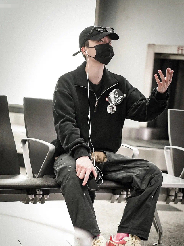 小鬼|小鬼、范丞丞穿衣惹争议,机场照流出被指没眼看,遭网友批评