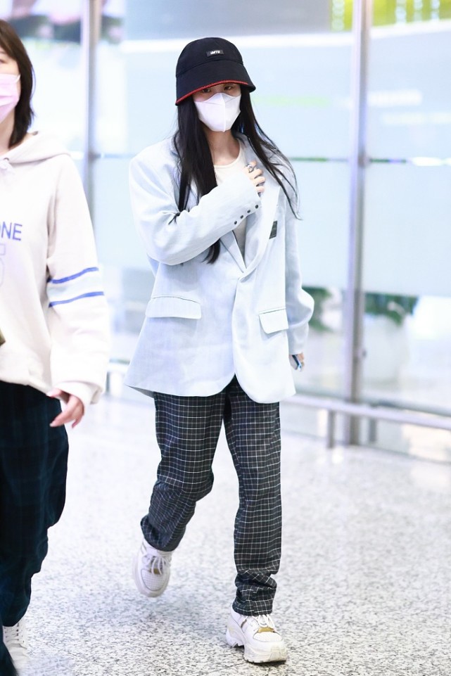 大表姐的时尚圈 张碧晨“乱穿”也时髦，用西装混搭卫衣裙，原来这样穿效果这么好