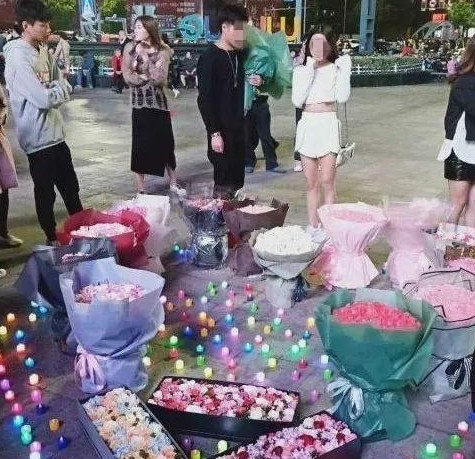 司马擎伞 跪下求爱是时尚，拜年磕头是陋习？