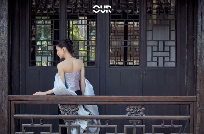 梦昕薇时尚生活|李若彤一袭抹胸撞色裙装飘逸浪漫，独具美感，古风与时尚完美结合