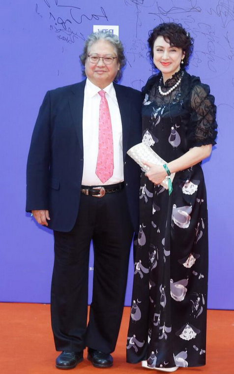 潮流新风|洪金宝小13岁老婆真气质!穿印花裙窈窕又精致,56岁仍有超模身材