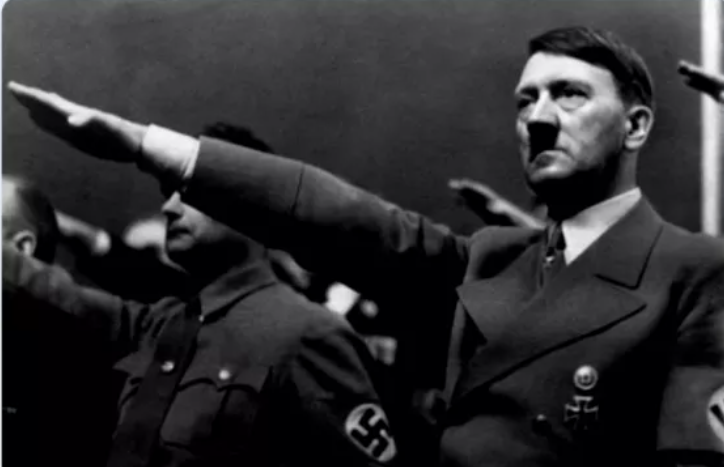 感觉会火|参观靖国神社,同前日本首相儿子合影:张哲瀚的背景,细思极恐