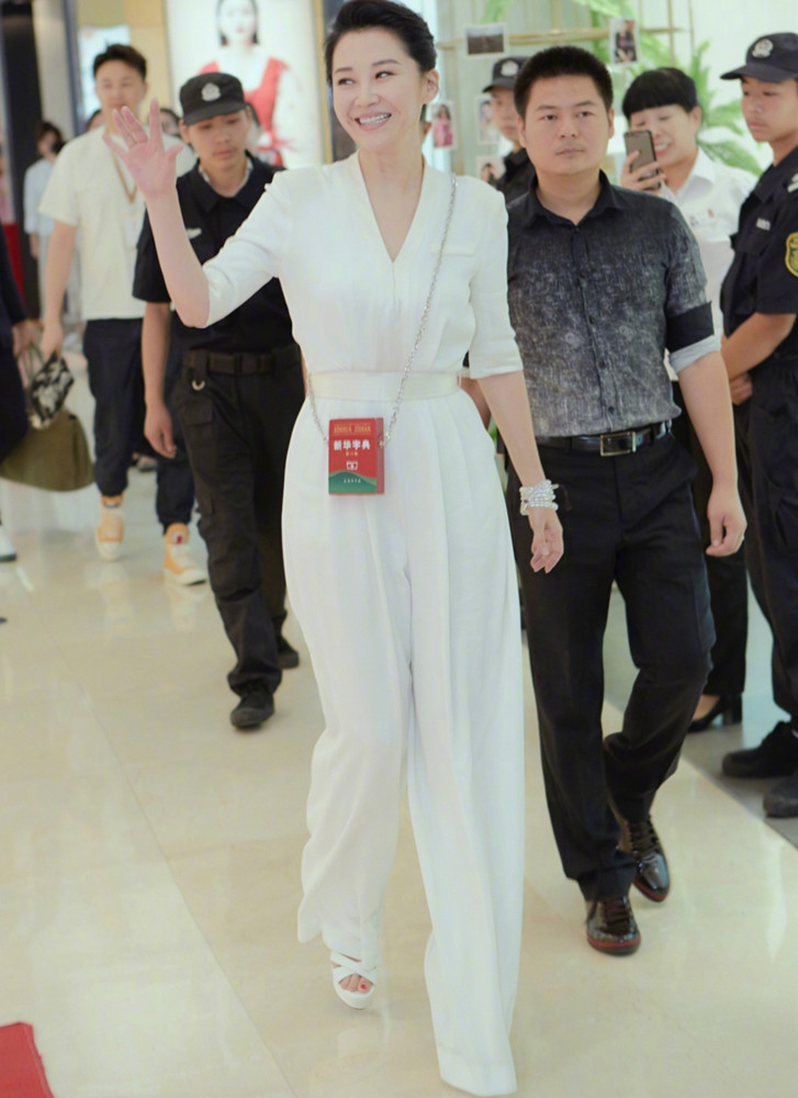 许晴|明星也不容易，许晴拍大片跑到房顶上，大热天还要穿棉大衣出镜