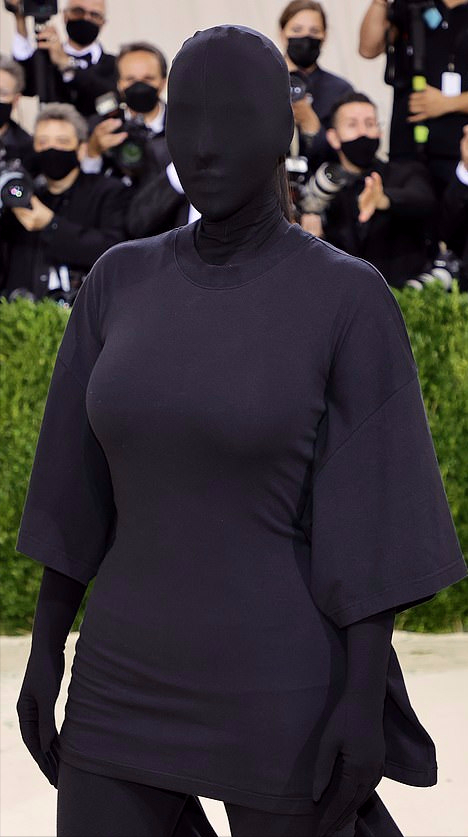 金·卡戴珊|金卡戴珊不露脸照样称霸红毯!全身漆黑像玩行为艺术,翘臀超吸睛