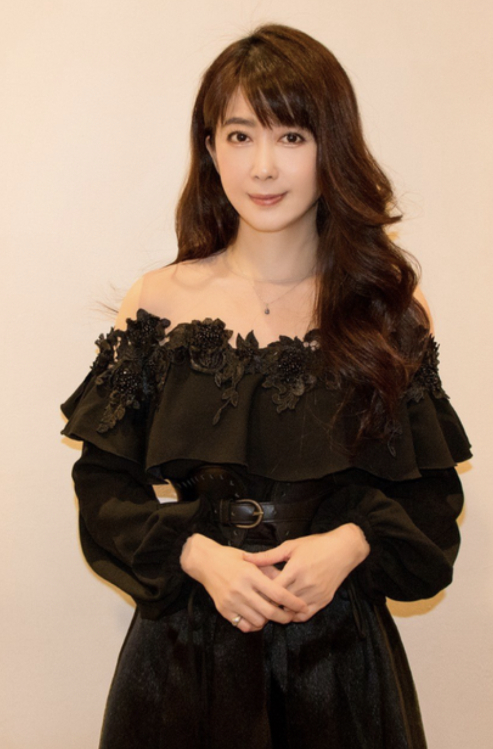 潮帮先生|52岁孟庭苇不肯服老,穿短裙配厚刘海还在扮少女,身材确实是不错