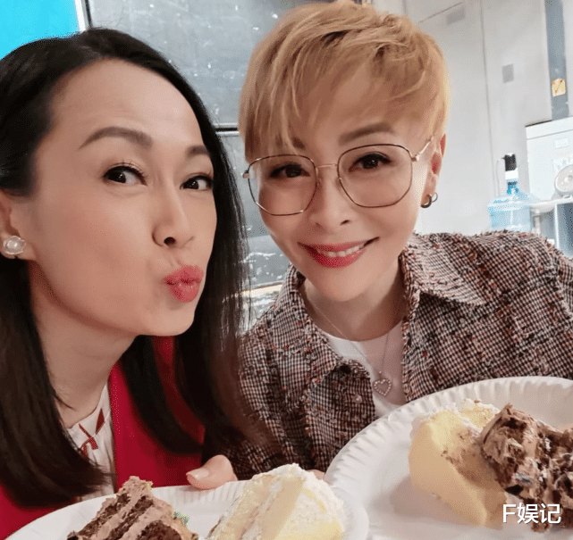 明星素颜|TVB女艺人生日素颜与饼印儿子庆祝 《爱回家》一众艺人为其庆生