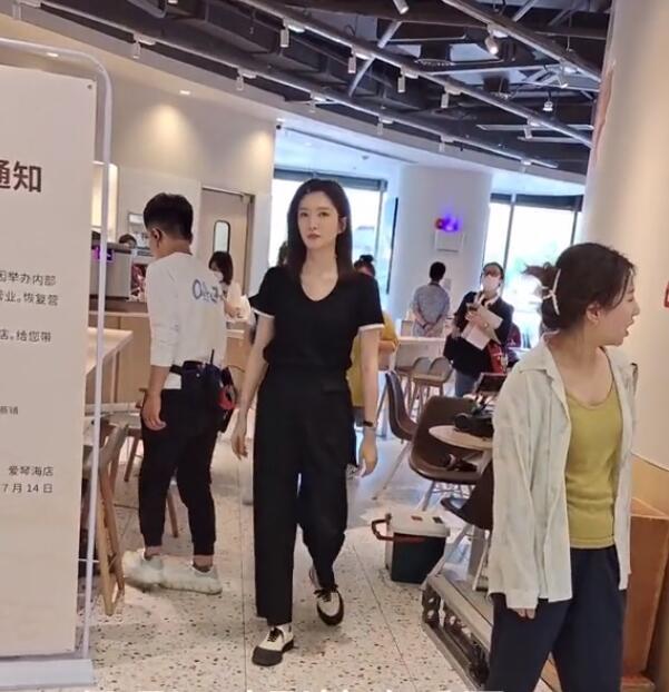 江疏影|江疏影拍《欢乐颂2》被偶遇，怒指呵斥路人不准拍，网友：好凶！