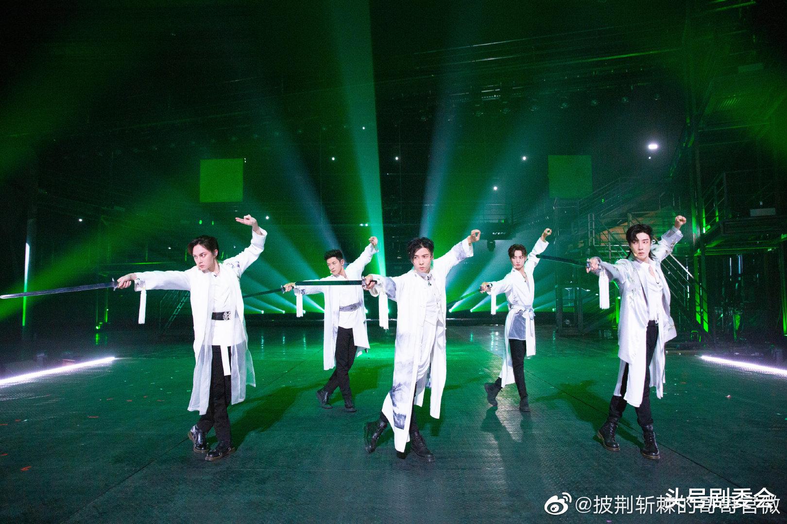 赵文卓|陈小春、赵文卓部落淘汰2人，4票之差太可惜，谁是皇族一目了然