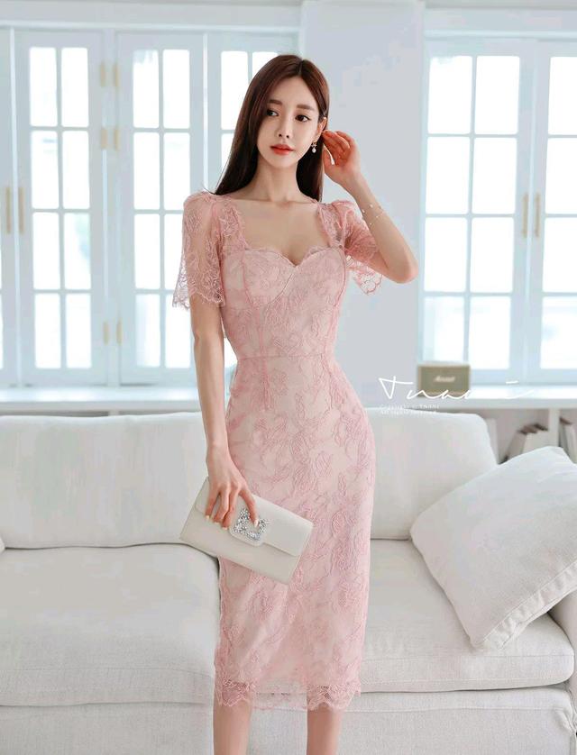 壹品穿搭|女神孙允珠高清时尚搭配：彩卷浪花粉蜜清新浮雕及膝裙