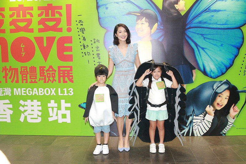 王祖蓝|李亚男不在王祖蓝旁边,穿着都变大胆了,将蓝色裙子穿出了女人味