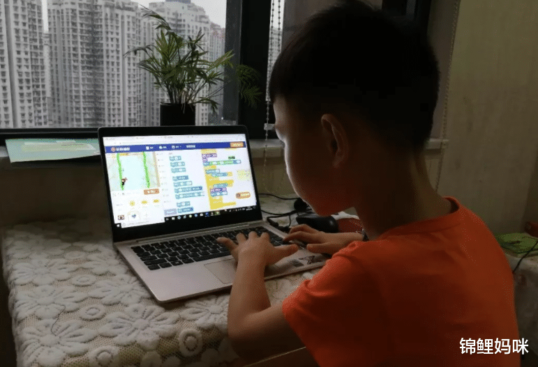 锦鲤妈咪|“双减”过后,学生快乐家长愁:普通孩子或许很难“出头”?