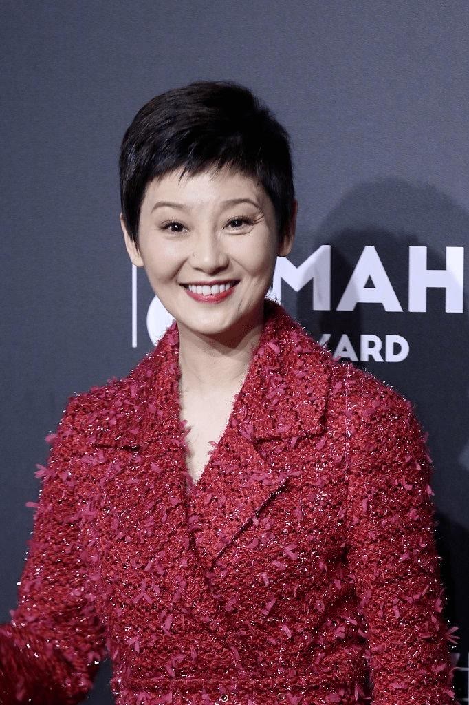 潮帮先生|徐帆真有“心机”，穿中国红长裙与年轻人合影，把风头全给抢了