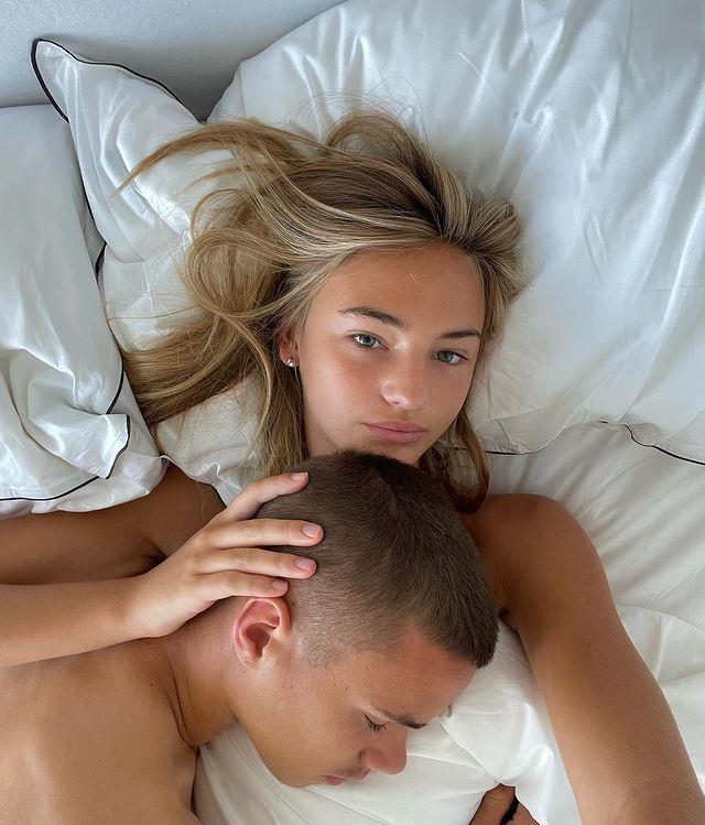 失控的小青蛙|贝克汉姆次子19岁女友晒床上自拍,久别重逢,把罗密欧拥入怀中