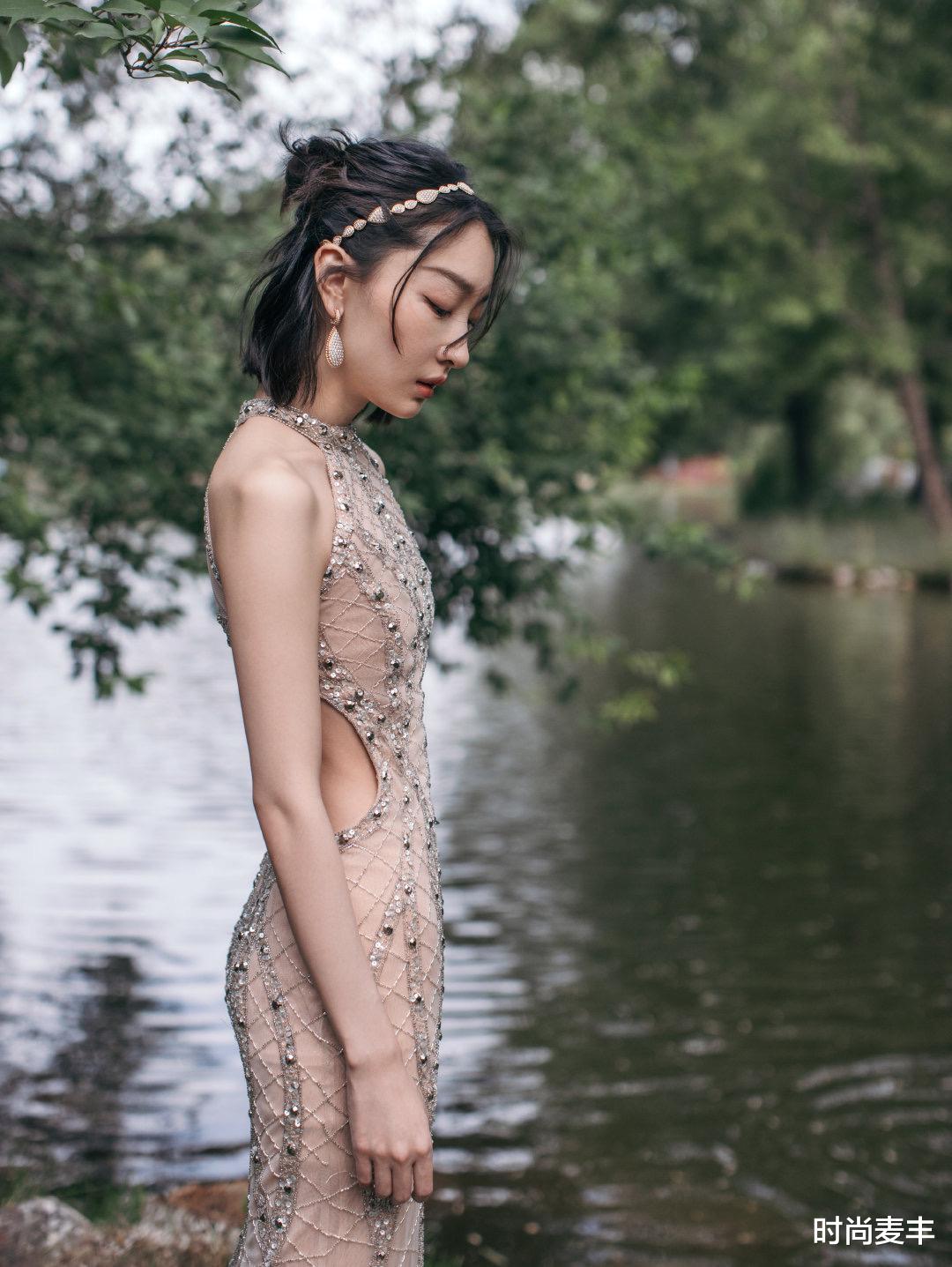 时尚麦丰|周冬雨8月最新写真，身穿裸色露背礼服，举止优雅