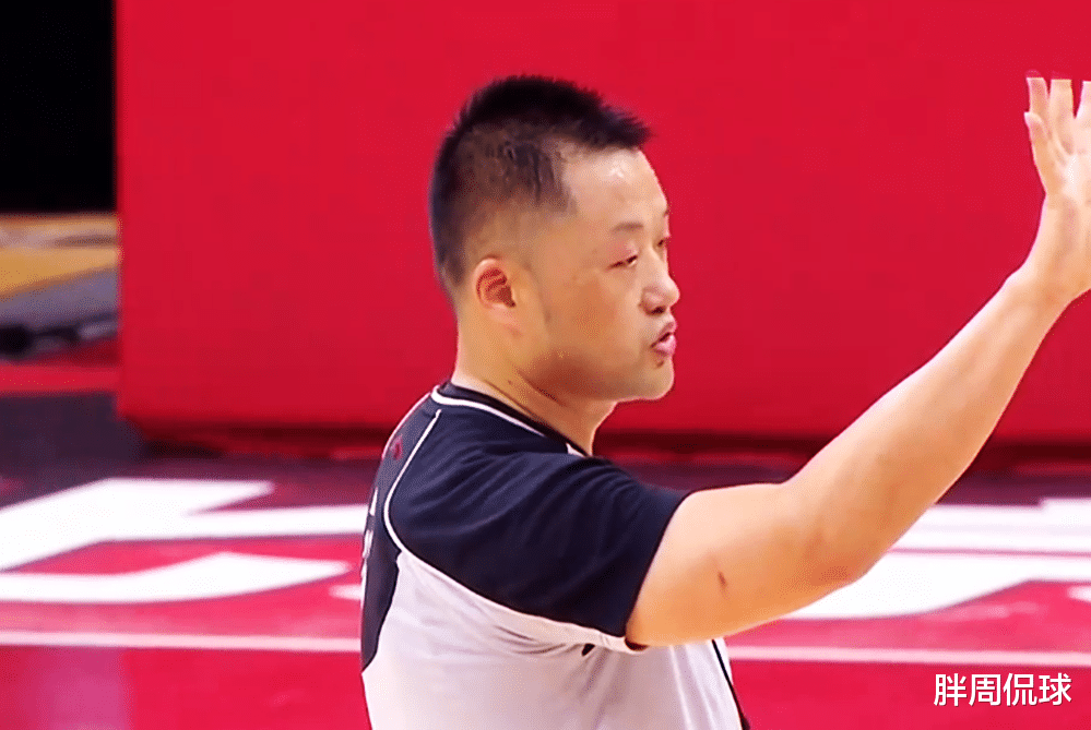 巩晓彬|央视直播,53号裁判又抢戏!巩晓彬冲向底线,2名裁判拉不住