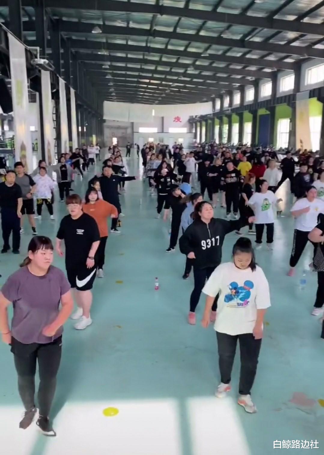 赵本山|赵本山儿子近照曝光！瘦身后颜值提升，和白发美女共舞疑恋情曝光