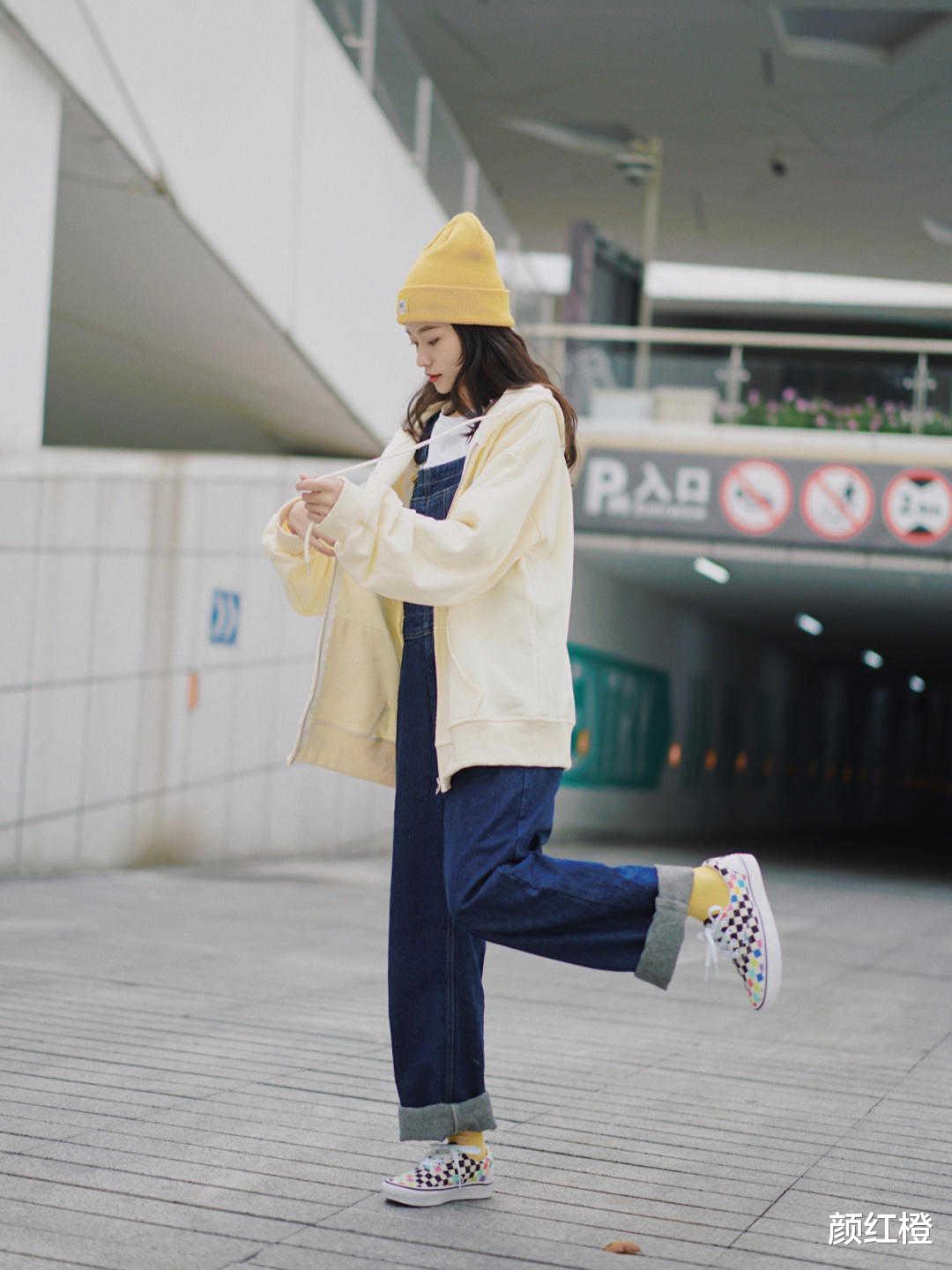 颜红橙|今年秋天，“背带裤”又火了，搭配T恤减龄俏皮又时髦，美得高级