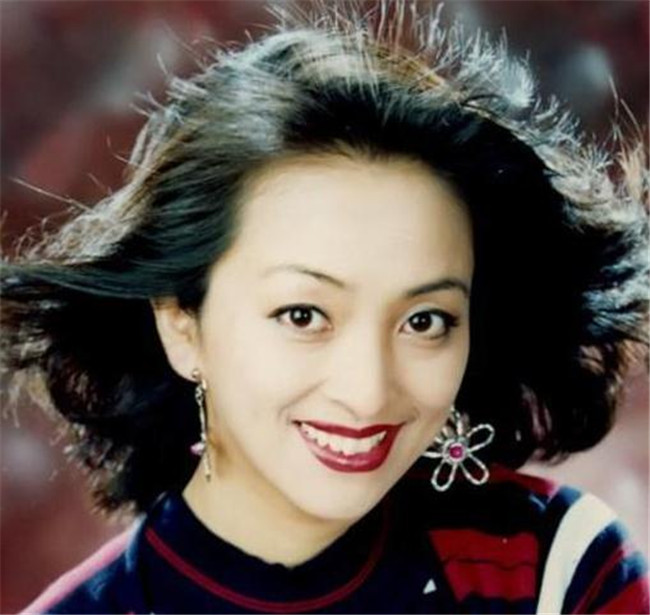 李勤勤|曾扬言不嫁中国人的李勤勤，如今住的房子破旧窗帘全是灰，废品成堆