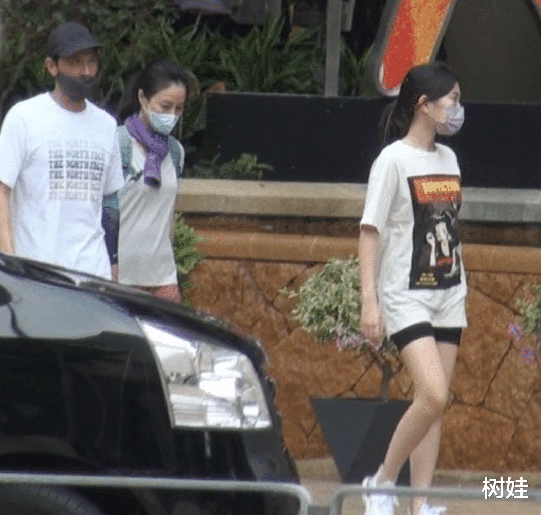 关咏荷|张家辉携妻女外出享家庭乐，15岁女儿身高瞩目，亭亭玉立像关咏荷