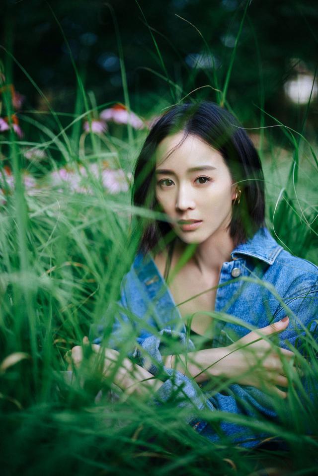 旗袍公馆|张钧甯也不好好穿衣，外套故意错开系扣露内搭，好在气质很出众