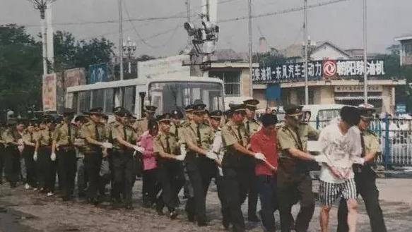 安安趣说 1996年严打，死刑犯被枪毙，最后一顿饭，到底能吃什么？