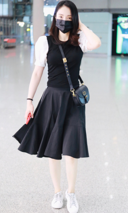 潮流前沿|董璇穿衣真没“中年感”,一身黑白配看似简单质朴,却意外高级