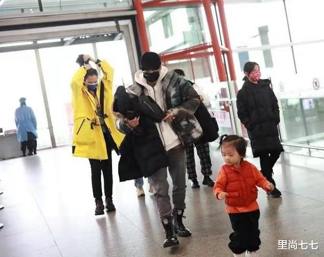 蔡少芬|蔡少芬一家五口罕走机场,她素颜暴露年龄,三胎儿子扎小辫似女孩