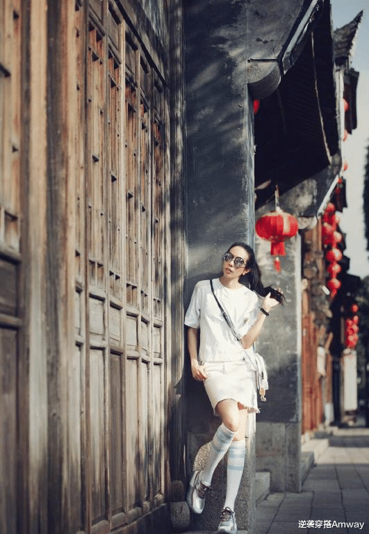 逆袭穿搭Amway|37岁王珞丹罕见这么扮嫩，420T恤配足球袜美成少女，看着像17岁