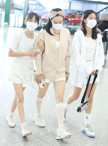 槑小姐侃说|钟丽缇真会扮嫩，穿“女团袜”和俩女儿走机场，仨人同框更像姐妹