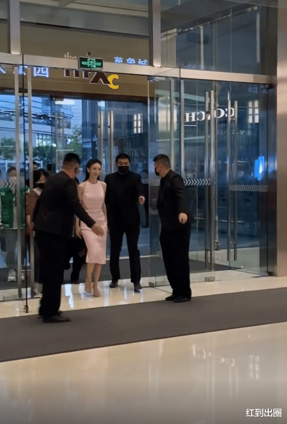 金晨|金晨“纸片人”身材引发热议！生图被拍瘦成一块平板，网友直呼太吓人