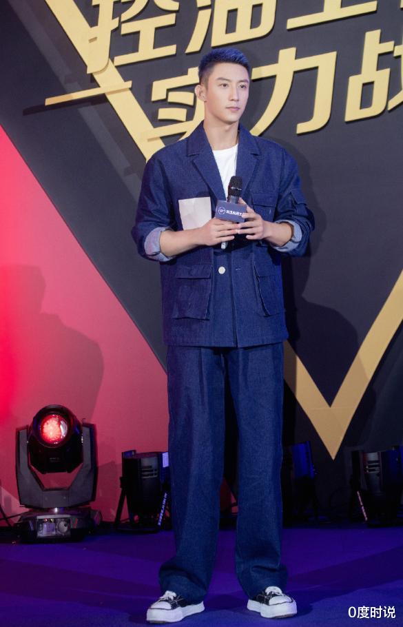 蔡徐坤|黄景瑜活动生图曝光，被路人无滤镜抓拍，比精修图还帅气