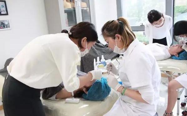 纹眉 为什么“不建议”女生纹眉？纹眉师“道出”实情，庆幸当初没跟风