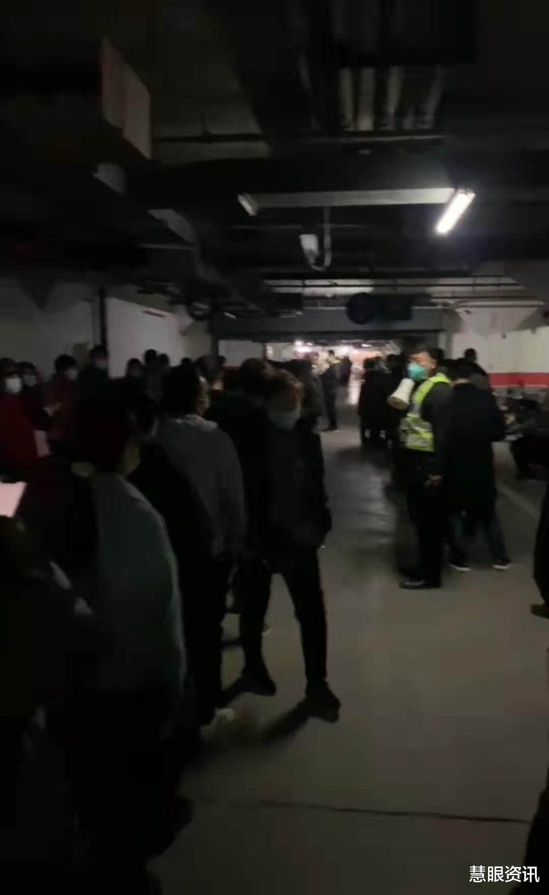插队做检测还不听劝,“怒怼插队”的民警和挺身而出的热心市民获赞
