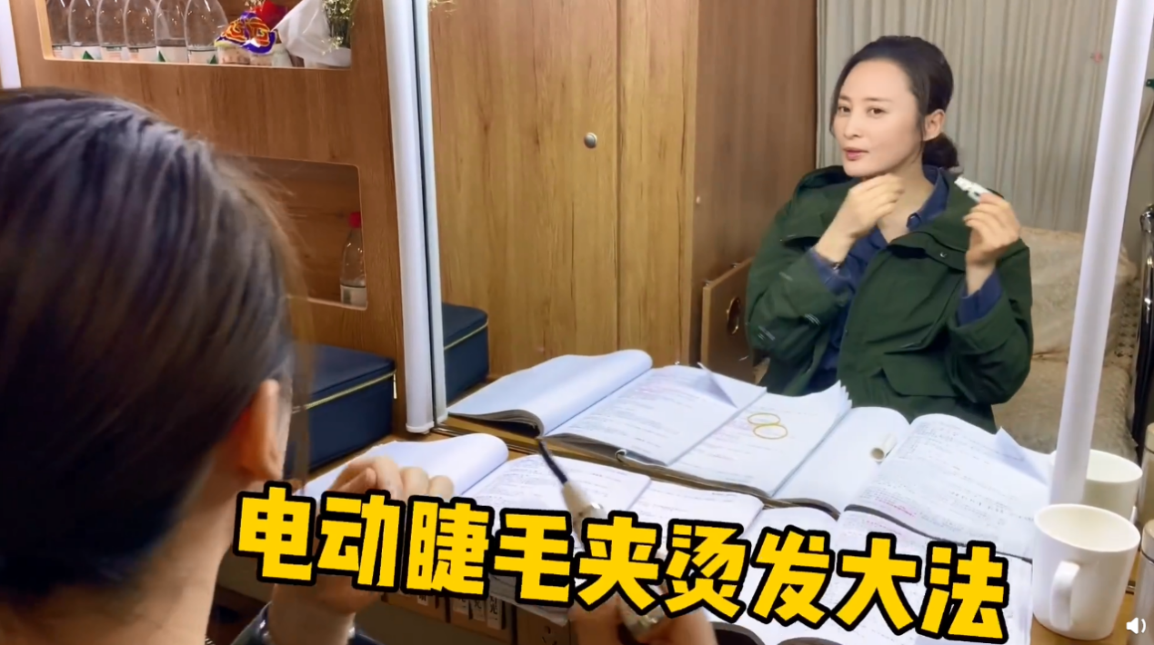 蒋勤勤|46岁蒋勤勤变圆润，小腹凸出手臂粗壮撑满衣服，脖子堆出几道褶